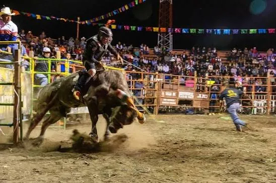 Jaripeo en Lienzo charro durante la fiesta patronal de Santo Tomás Jalieza.